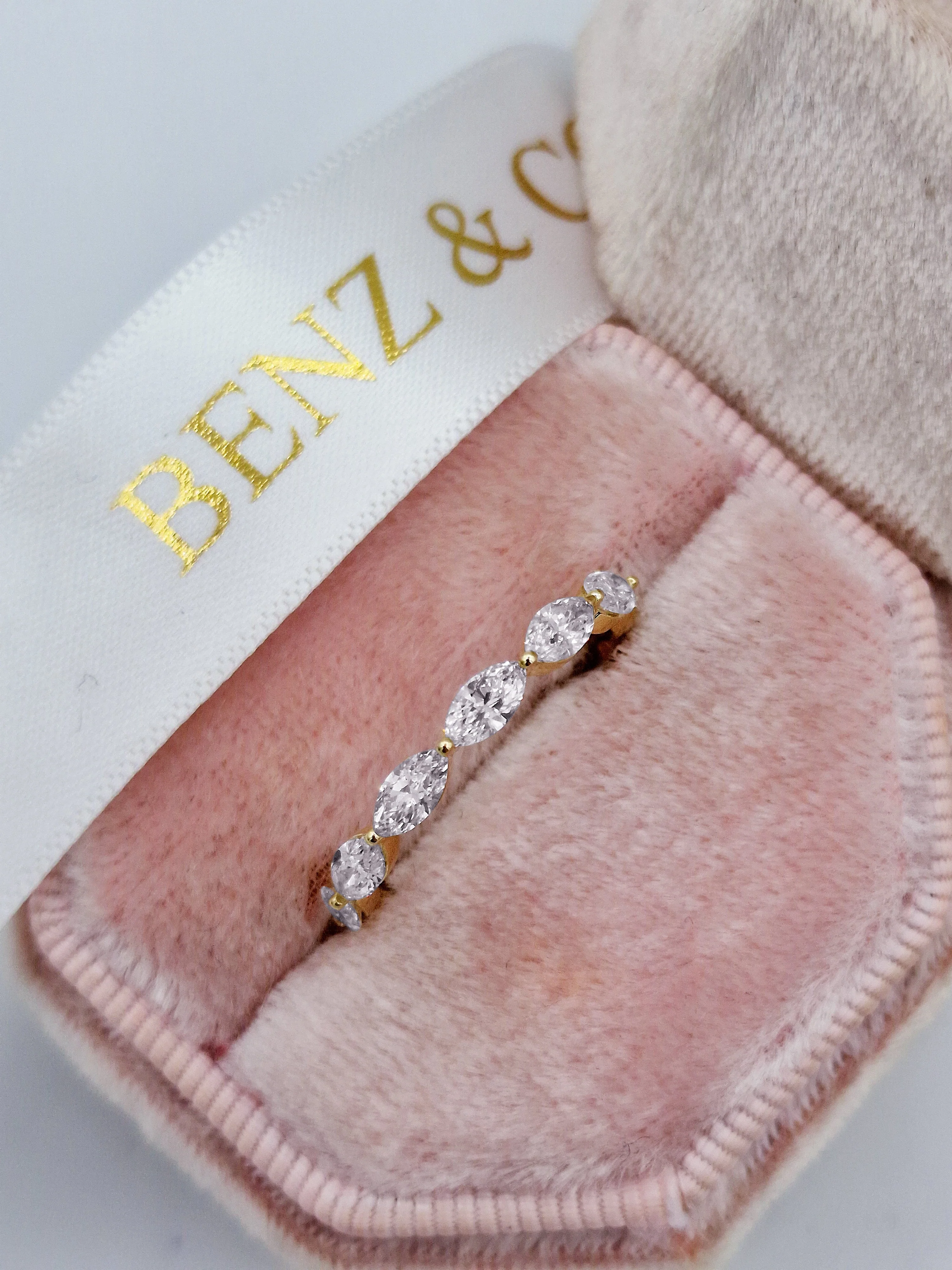 1.00 ct Marquise Cut Diamond Band In Yellow gold - Image 2