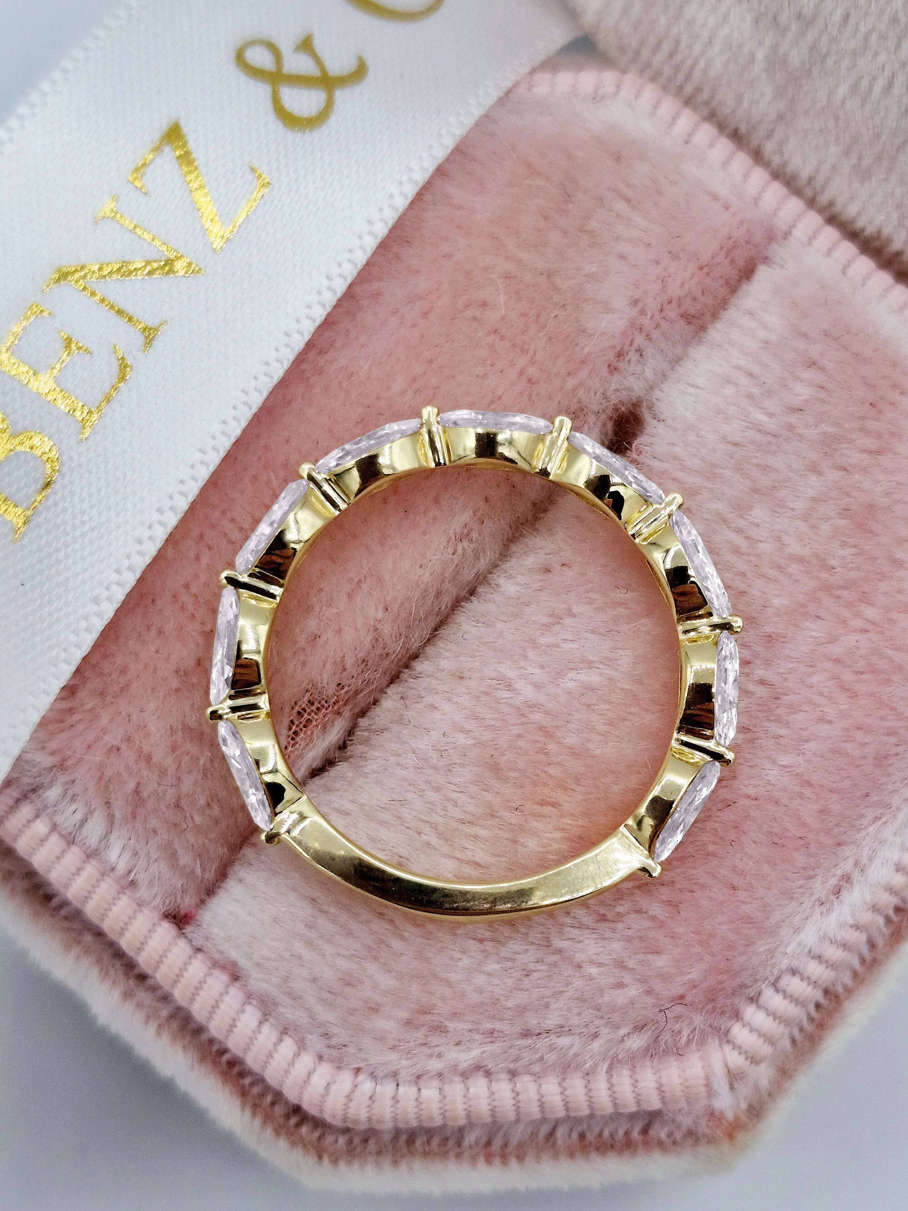 1.00 ct Marquise Cut Diamond Band In Yellow gold - Image 3