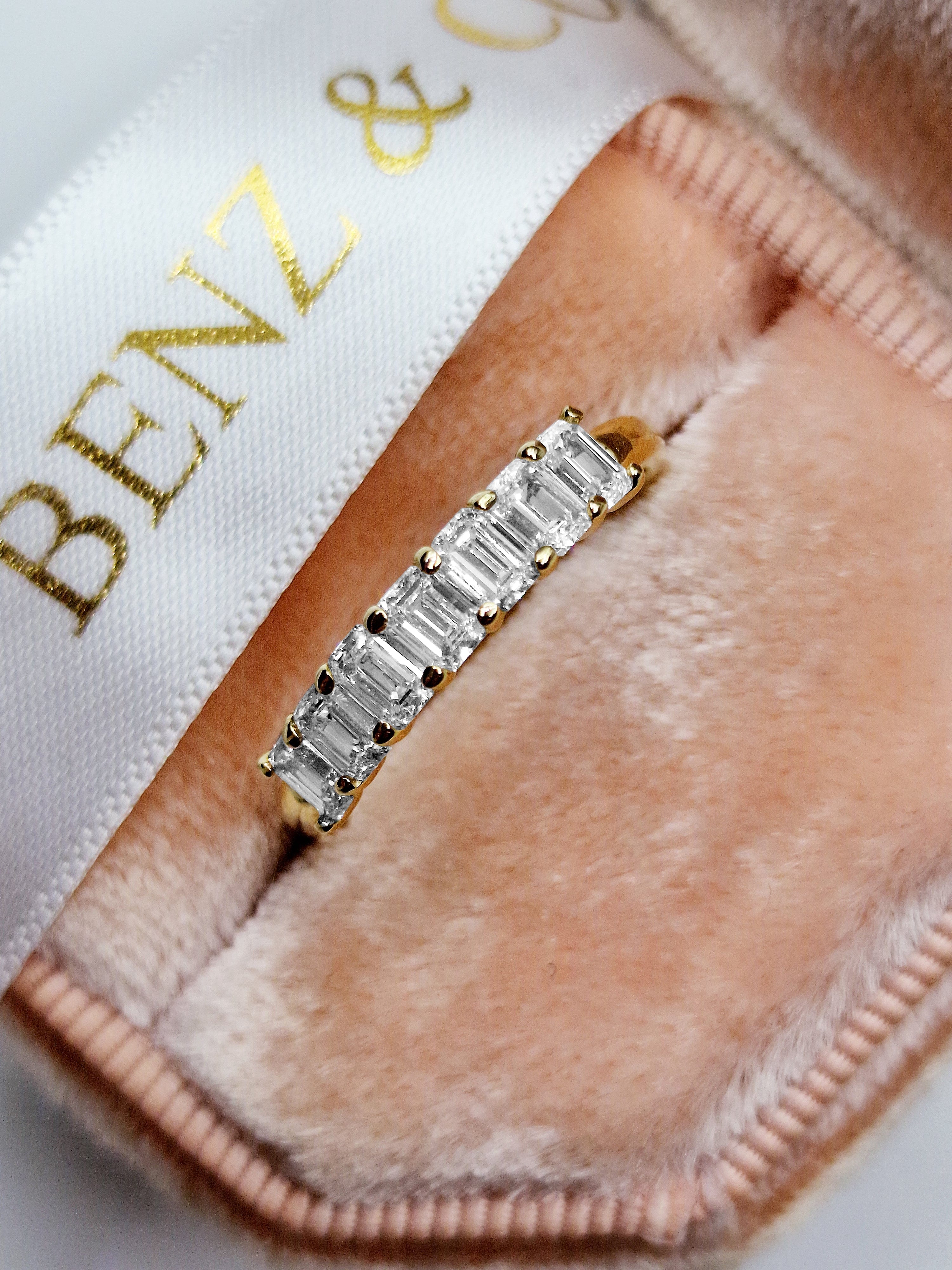 1.00 ct Seven Stone Emerald Cut Diamond Band - Image 3