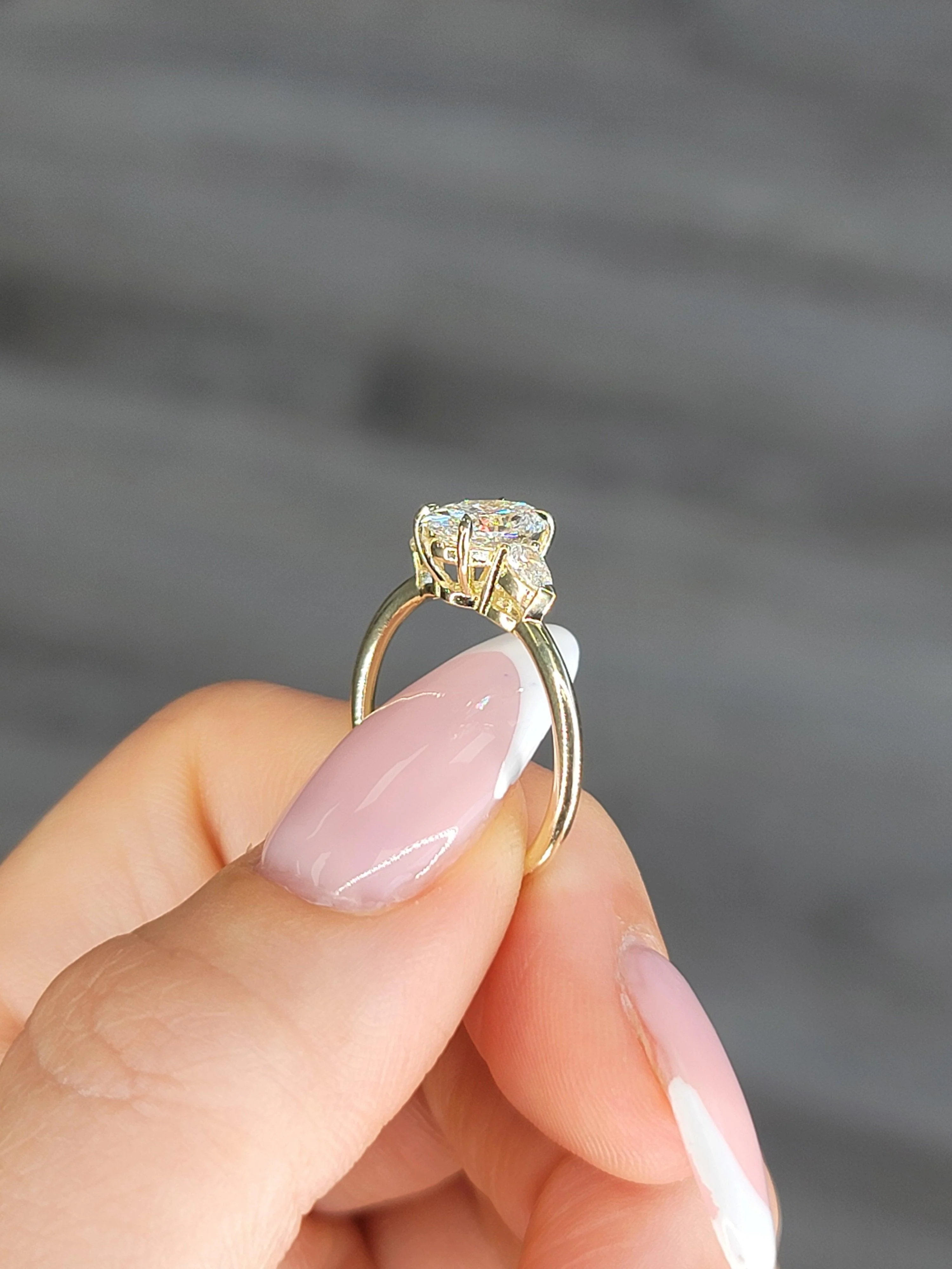 1.22 Carats Lab Grown Oval Cut with Pear Shape Side Stones Diamond Engagement Ring in Yellow Gold - Image 4